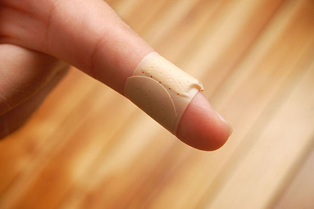 550px-Treat-a-Paper-Cut-Step-4